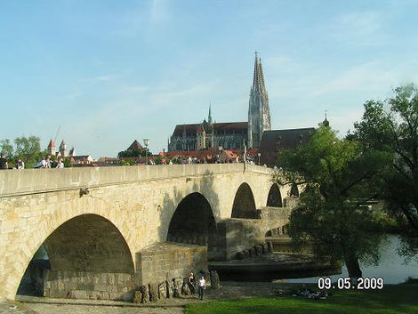 Мост, определённо, малость кривоват Регенсбург, Германия