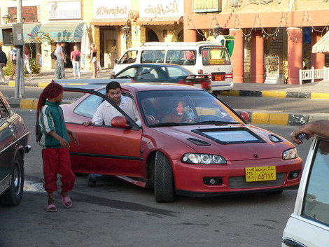 Такая машина для Хургады диковинка. Мальчик просит прокатиться. Хургада, Египет