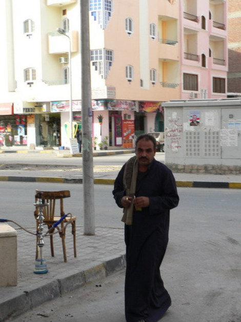 Мужчина возвращается из мечети. Хургада, Египет