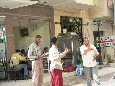 Разговор о деньгах и политике. Все, как у нас во дворе. А за столиком в кафе египтяне играют в нарды. Хургада, Египет