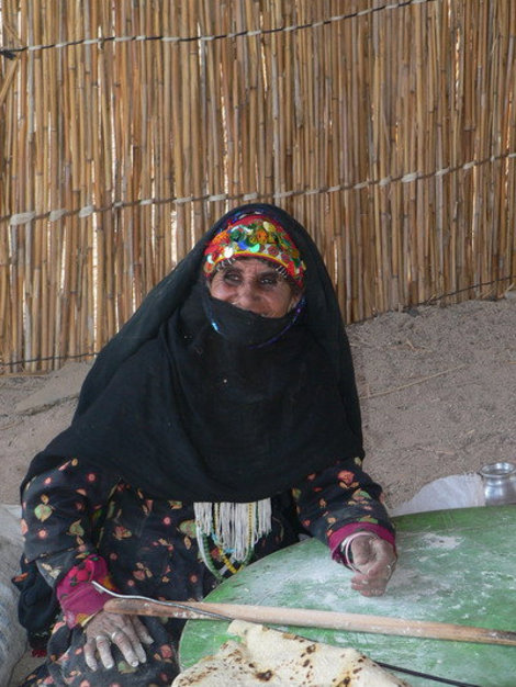 Бедуинская женщина, она умеет ловко печь лепешки на верблюжьих какашках. Мой супруг, аж, 3 штуки съел. Говорит, что вкусные. Хургада, Египет