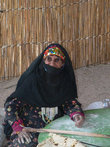 Бедуинская женщина, она умеет ловко печь лепешки на верблюжьих какашках. Мой супруг, аж, 3 штуки съел. Говорит, что вкусные.