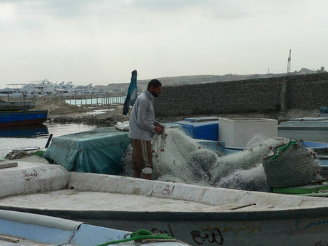 Быть рыбаком — непростая работа. Уж больно дырявые у них лодки. Хургада, Египет