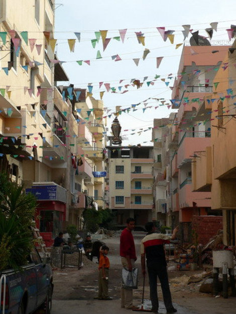 К новому году центральные улицы украсили флажками. Хургада, Египет