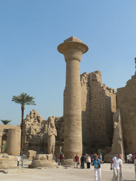 Карнакский храмовый комплекс состоит из трех больших частей, посвященных «владыке Фив» — солнечному Амону-Ра, его супруге, покровительнице цариц Мут и их сыну — лунному богу Хонсу. Луксор, Египет