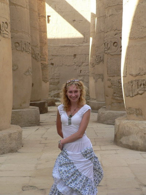 Ряды древних колонн в Луксорском храме. Луксор, Египет