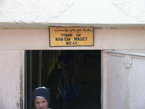 Страж порядка на входе в гробницу предупреждает, что съемка запрещена. Луксор, Египет