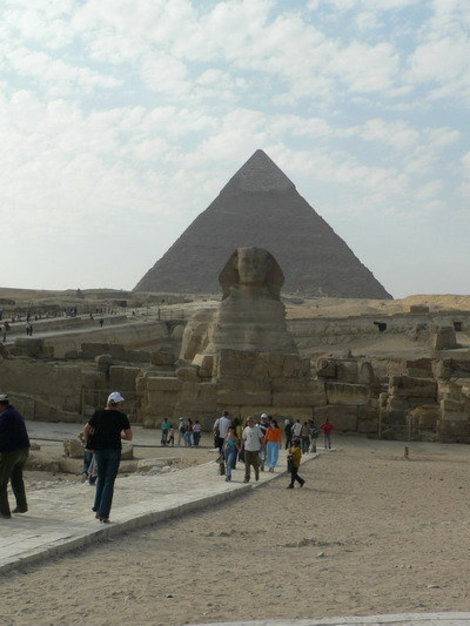 Сфинкс и пирамида. Каир, Египет