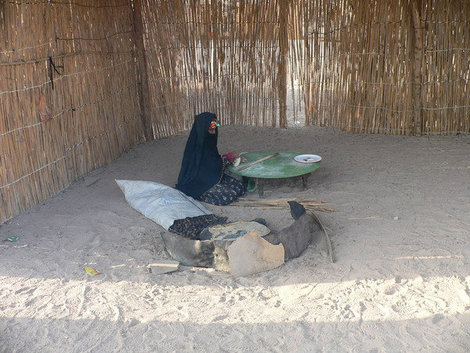 Бедуинская женщина печет лепешки на верблюжьих какашках. Хургада, Египет