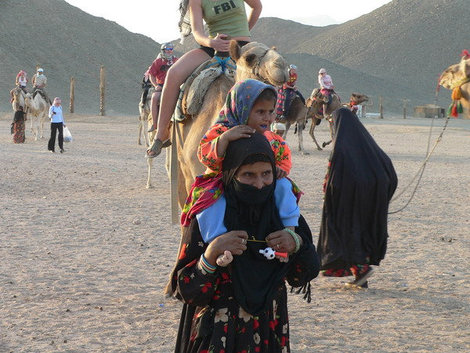 Катание на верблюдах один из элементов шоу, рассчитанного на туристов. Хургада, Египет