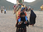 Катание на верблюдах один из элементов шоу, рассчитанного на туристов.