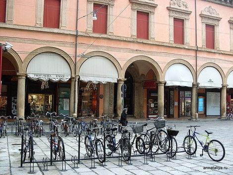 Болонья. Город галерей. Велосипедная площадка Болонья, Италия