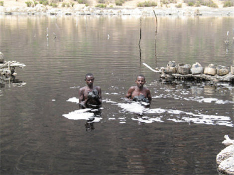 Черную соль добывают со дна озера Аваса, Эфиопия