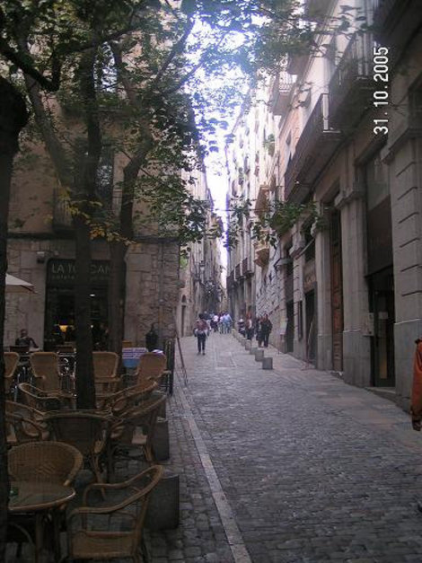 Узкая улица, каких в Жироне немало Жирона, Испания