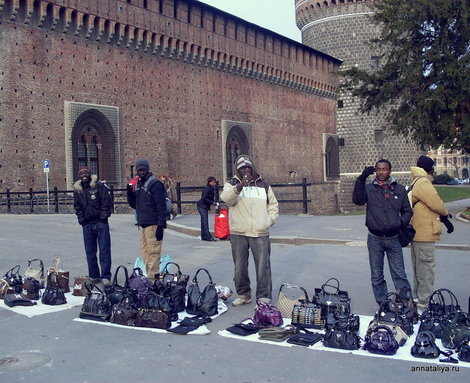 Милан. Эмигранты из Африки уже много лет торгуют с рук сумками Италия
