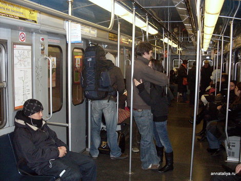 Миланское метро. По нашим наблюдением, две трети пассажиров — мигранты Италия
