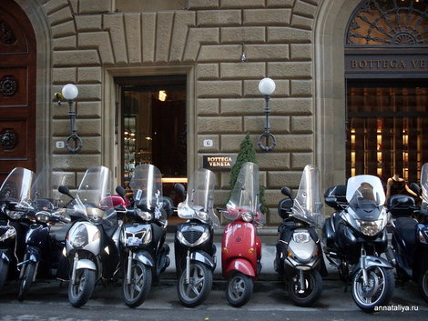 Флоренция. Итальянцы предпочитают мотоциклы и мопеды вместо автомобилей Италия
