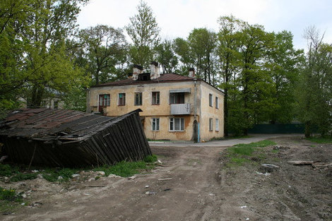 Двор дома на Михайловской улице с развалившимся сараем. Ломоносов, Россия