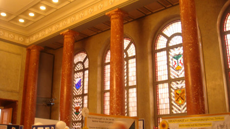 Гербовый зал. В витражах — гербы, колонны — из тюрингского мрамора Берлин, Германия