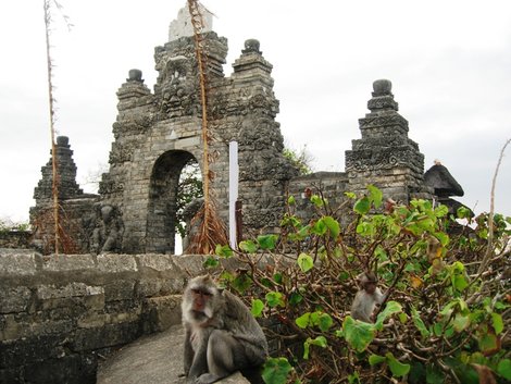 Храм Улувату и танец Кечак (Качак). Убуд, Индонезия