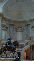 Большой зал с конной скульптурой