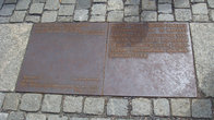 Памятная табличка на площади Бабеля