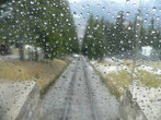 Дождливое окно вагончика фуникулера.
