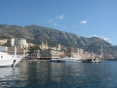 Вид на отель с моря Монте-Карло, Монако