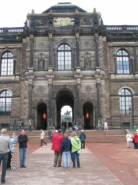Портал корпуса, в котором, собственно, и помещается галерея Дрезден, Германия