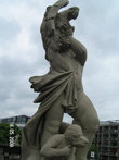 Полная символизма статуя на баллюстраде