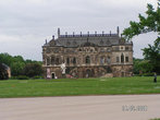 Уютный дворец в одном из парков
