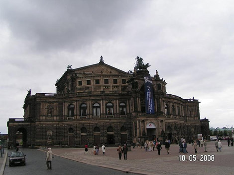 Оперный театр и такая же площадь Дрезден, Германия