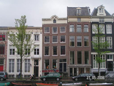 Дом слегка скособочило Амстердам, Нидерланды
