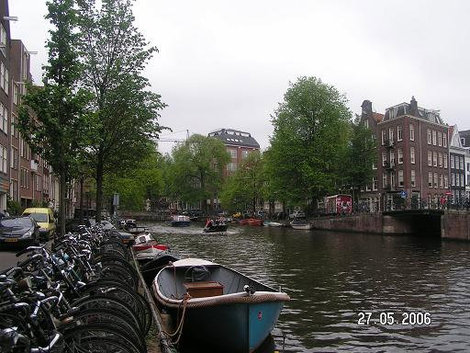 Велосипеды и катера Амстердам, Нидерланды