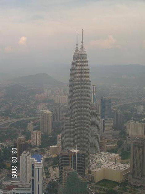 Почти вровень с верхушками башен-близнецов Куала-Лумпур, Малайзия