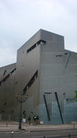 Новое здание Еврейского музея. Возле всех еврейских объектов обязательно стоит охрана.