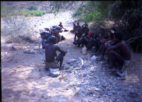 Абориген с пробитой головой и его соплеменники Ангола