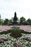 Памятник Екатерине 2 в Катином саду.