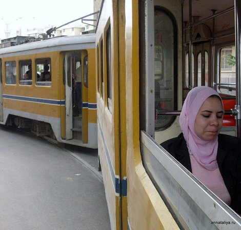 Александрия. Трамвай. Очень медленный, но местные жители используют его по назначению Александрия, Египет