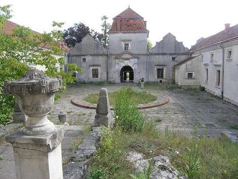 Внетренний двор замка в Свирже Львовская область, Украина