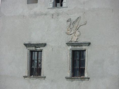 Грифон на стене Свиржского замка Львовская область, Украина