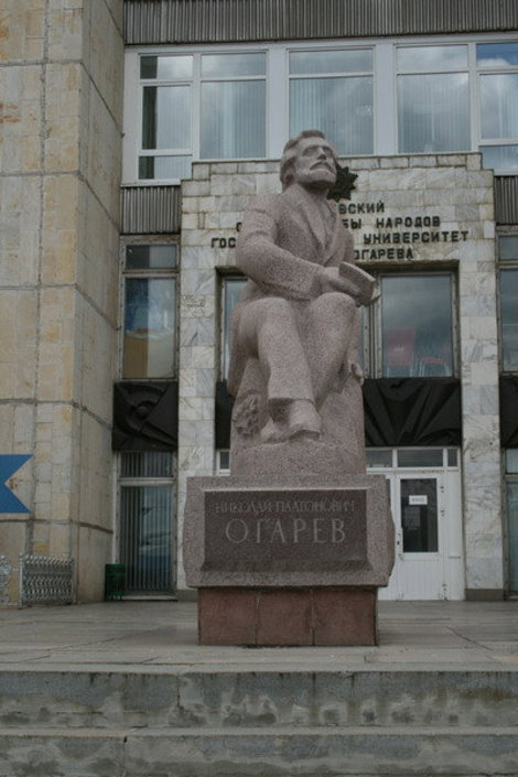 Памятник Н.П.Огареву рядом с библиотекой МГУ им. Огарева. Саранск, Россия