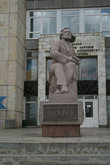 Памятник Н.П.Огареву рядом с библиотекой МГУ им. Огарева.
