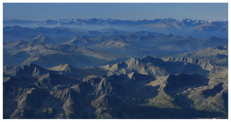 Вид с Восточной Белухи на юг. Над цепями гор Горно-Алтайск, Россия