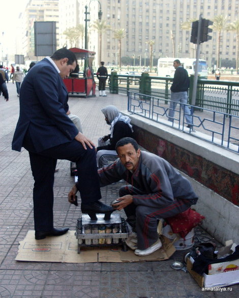 Чистильщик обуви на улице Каира Египет