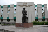 Памятник С.Д.Эрьзе возле музея.