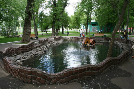 Искусственный прудик с фонтанчиком и утками. Саранск, Россия