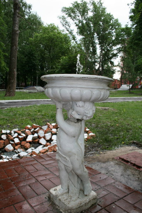 Старинный фонтан с питьевой водой. Саранск, Россия