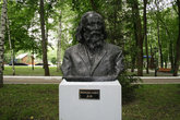 Памятник Д.И.Менделееву.