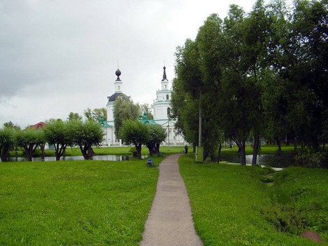 Дорожка к Успенской церкви. Большое-Болдино, Россия
